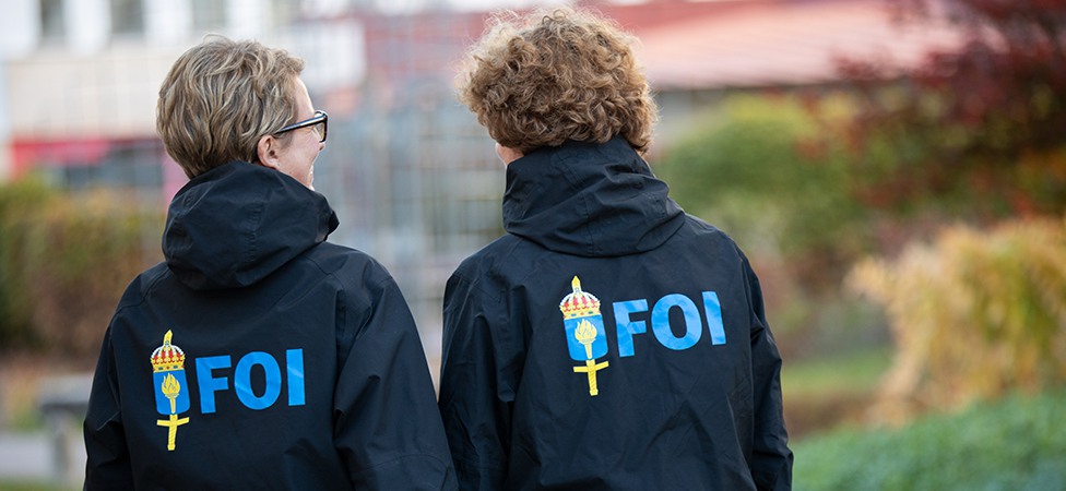 Two people with FOI-jackets.