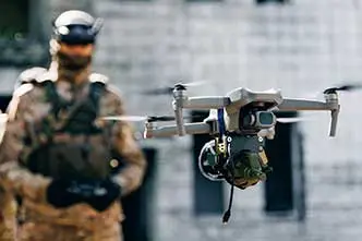 En soldat och en drönare