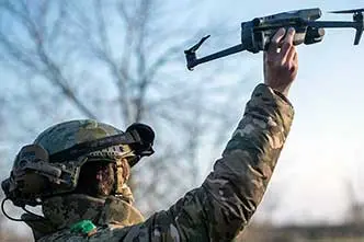 Soldat håller i en drönare