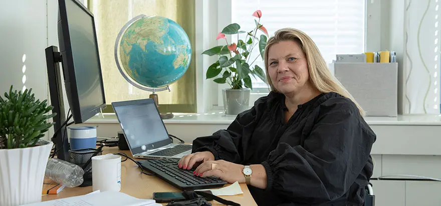 Kvinna sitter vid ett skrivbord.