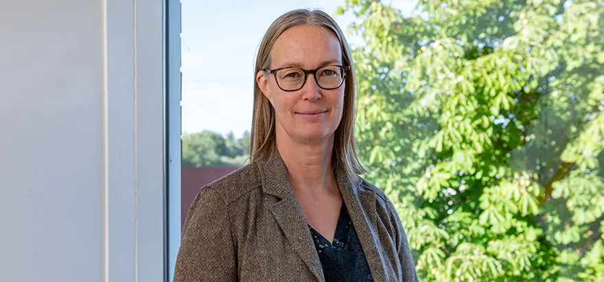Kvinna vid fönster