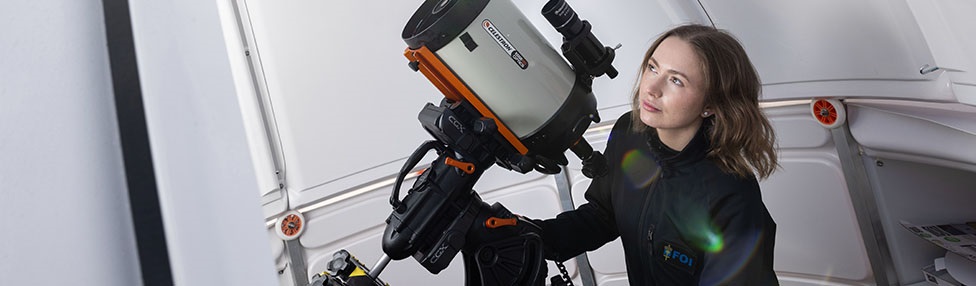 Personer som spelar spel vid ett bord