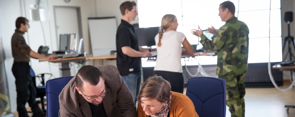 Två kvinnor med drönare