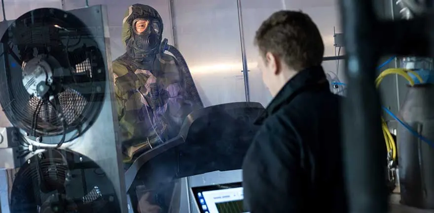 Two scientists in a lab.