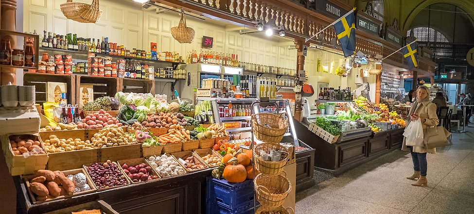 Grönsakshandlare i Östermalms saluhall. Foto: Shutterstock